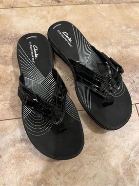 Clarks Black Patent Thong Cloudsteppers Sandals